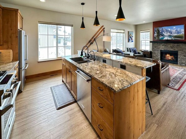 Fridge, microwave, oven, stovetop - Charming Tri-Level Condo in Downtown McCall (McCall)