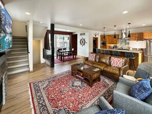 Smart TV, fireplace - Charming Tri-Level Condo in Downtown McCall (McCall)