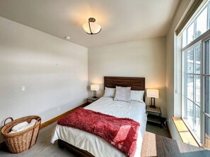 3 bedrooms, desk, iron/ironing board, travel crib