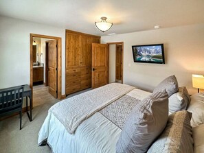 3 bedrooms, desk, iron/ironing board, travel crib - Charming Tri-Level Condo in Downtown McCall (McCall)