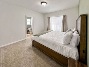 3 Schlafzimmer, Schreibtisch, Bügeleisen/Bügelbrett, Reisekinderbett