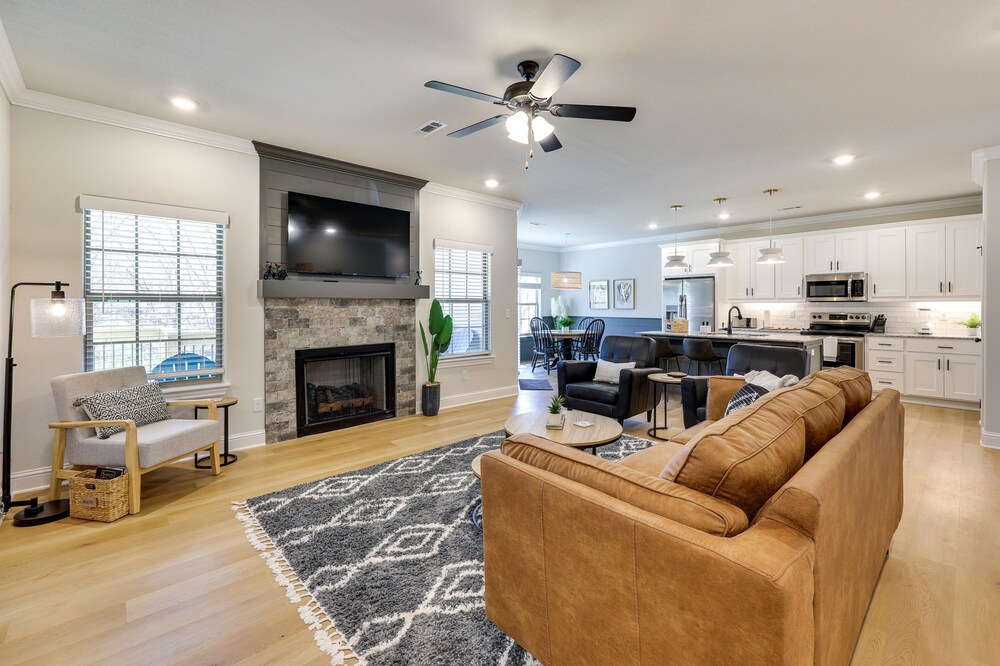 Biking Haven: Charming Bella Vista Home w/ Games!