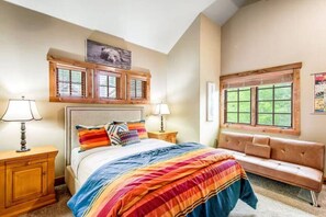 2 Schlafzimmer, Schreibtisch, Bügeleisen/Bügelbrett, Reisekinderbett