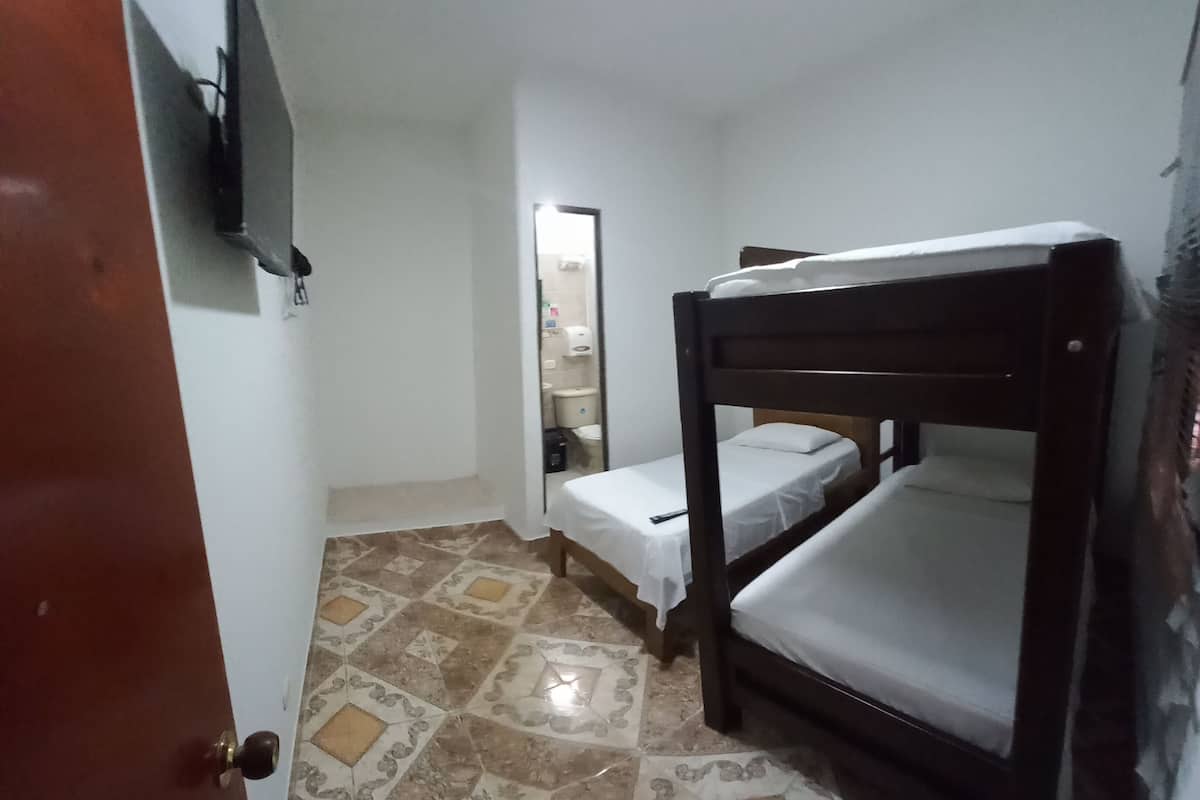 Chambre Triple | Wi-Fi gratuit, draps fournis