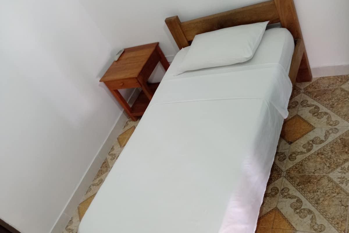 Chambre Simple | Wi-Fi gratuit, draps fournis