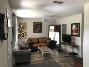 Living area - Lovely lavish petite home with fireplace . (St. Augustine)