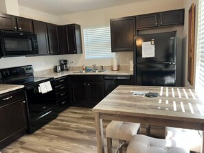 Private kitchen - Lovely lavish petite home with fireplace . (St. Augustine)