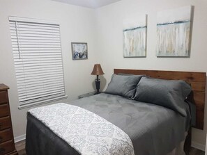 2 bedrooms, iron/ironing board, WiFi, bed sheets - Lovely lavish petite home with fireplace . (St. Augustine)