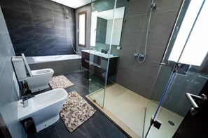 Shower, eco-friendly toiletries, towels