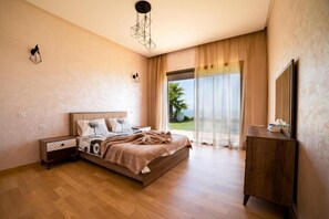 5 bedrooms, travel crib, free WiFi, bed sheets