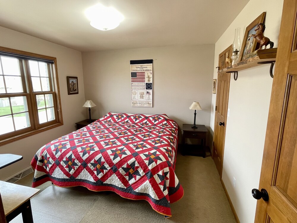 EAA Home Quiet & Convenient 2.7mi to EAA w/wooded backyard