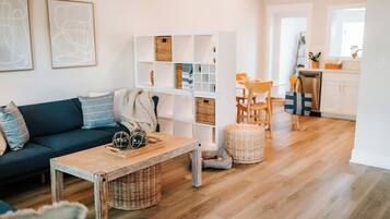 Smart-TV, bøker og kontorer