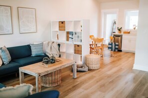 Una Smart TV, libros, una oficina