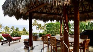 屋外ダイニングエリア