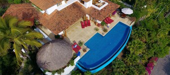 Luxury 5Br home in Punta del Burro. Enjoy daily breakfast and lunch in paradise!