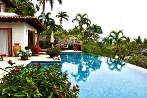 A heated pool - Luxury 5Br home in Punta del Burro. Enjoy daily breakfast and lunch in paradise! (punta del burro)