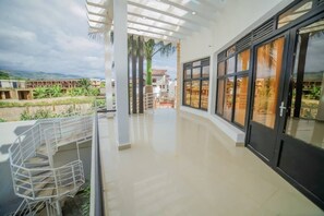 Terrace/patio - The Modern Sunset (Bujumbura Mairie)