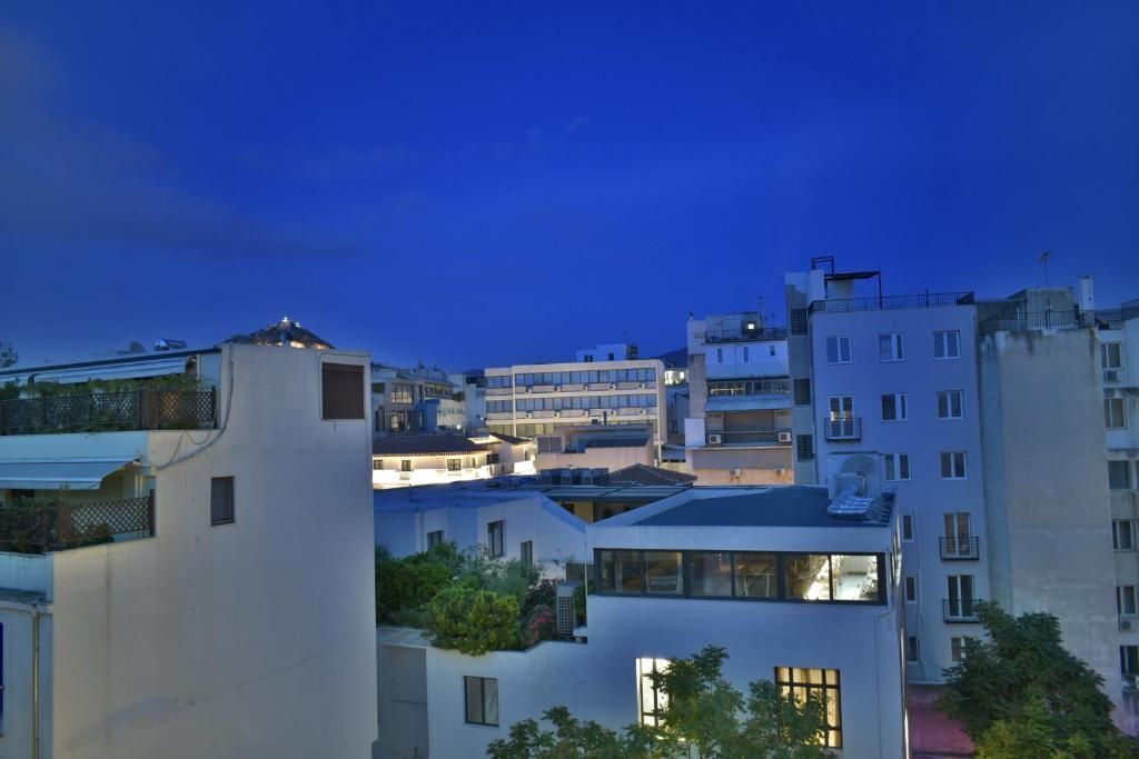 Um edifício residencial com várias andares, varandas e telhado plano.