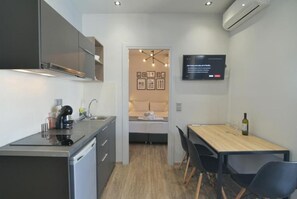 Jääkaappi, mikroaaltouuni, liesi, kahvin-/teenkeitin