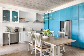 Fridge, microwave, oven, stovetop - 1BD Deluxe/Atlanta - Margarita Maker!! Rooftop Pool! Heart of Atlanta! (Atlanta)