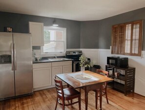 Fridge, microwave, oven, stovetop - The Treehouse (Leitchfield)