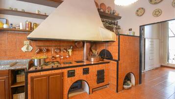 Frigorifero, forno, piano cottura, lavastoviglie