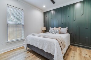 3 bedrooms, desk, iron/ironing board, travel cot - Modern•Game Room•New•King Bed•Sports Complex•Lux•Family Friendly (Youngsville)