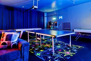 Games room - Modern•Game Room•New•King Bed•Sports Complex•Lux•Family Friendly (Youngsville)