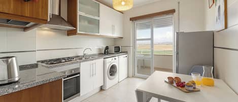 Microondas, horno, cafetera o tetera y utensilios de cocina