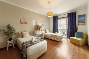 2 quartos, berço de viagem, acesso à internet, roupa de cama