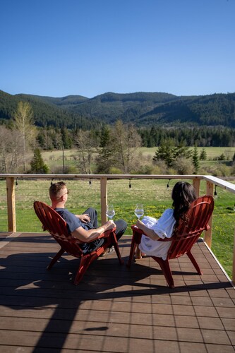 New! Small farmhouse with Hot tub + Mountain View