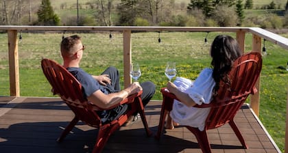 New! Small farmhouse with Hot tub + Mountain View