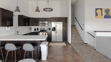 Kühlschrank, Mikrowelle, Ofen, Herdplatte