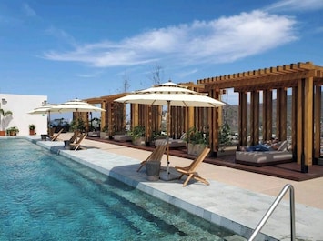 Rooftop Infinity pool great for whale watching