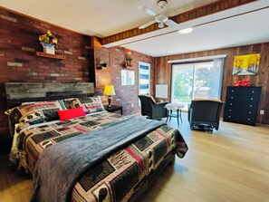 4 bedrooms, in-room safe, desk, iron/ironing board