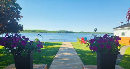Waterfront Cottage with Panoramic Lake View and Great Privacy
