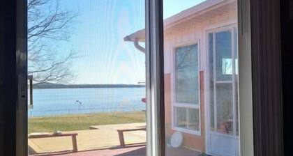 Waterfront Cottage with Panoramic Lake View and Great Privacy