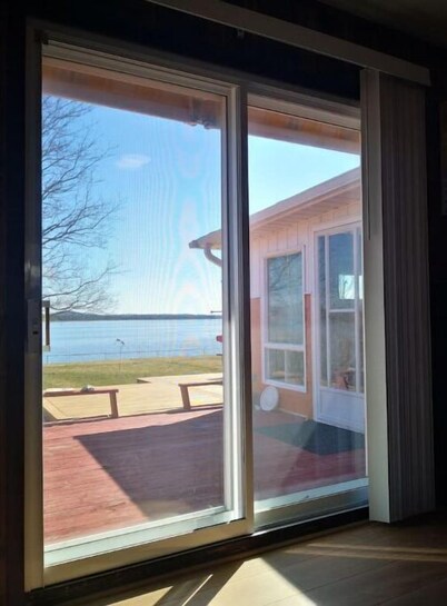 Waterfront Cottage with Panoramic Lake View and Great Privacy