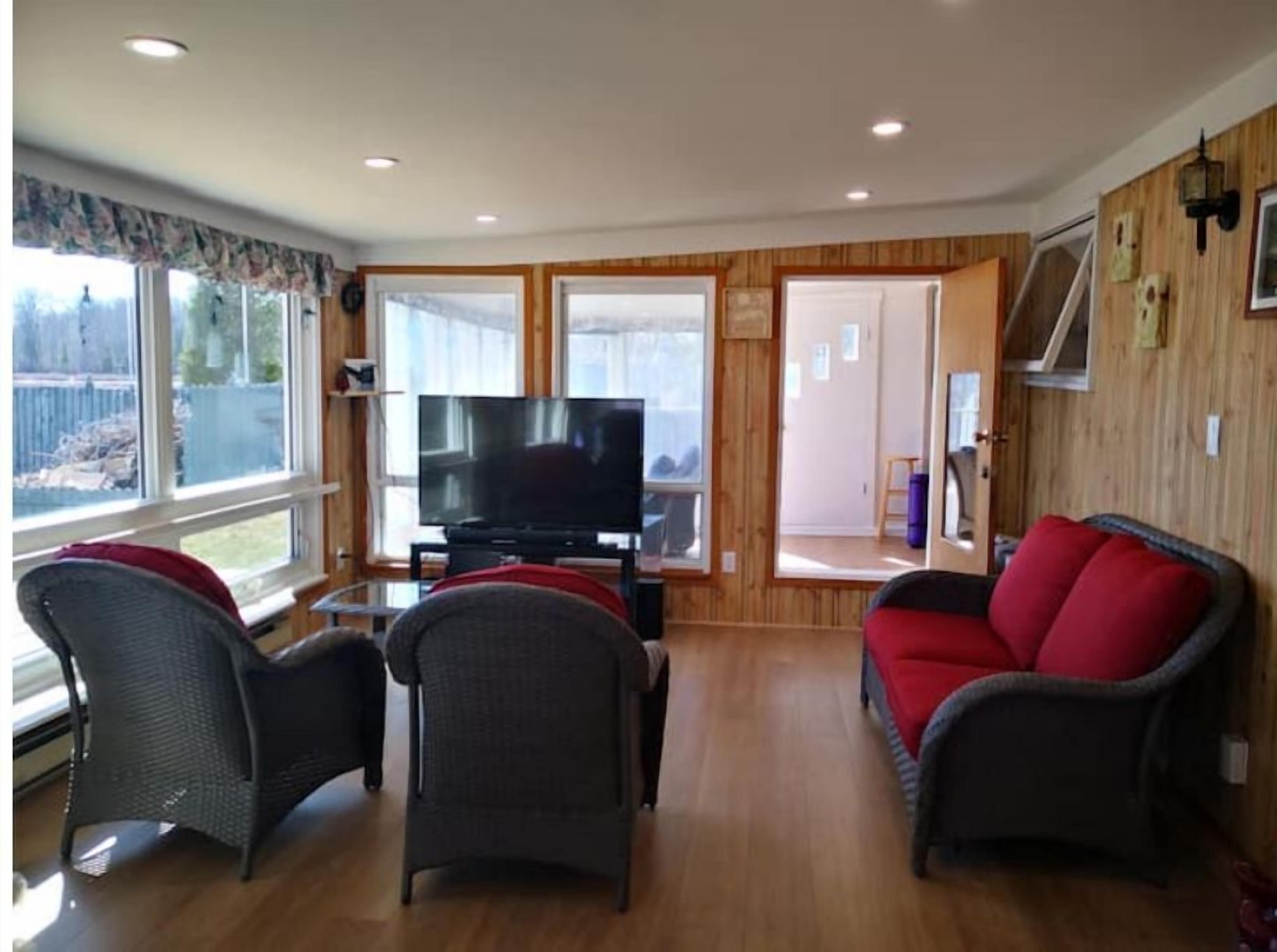 Waterfront Cottage With Panoramic Lake View