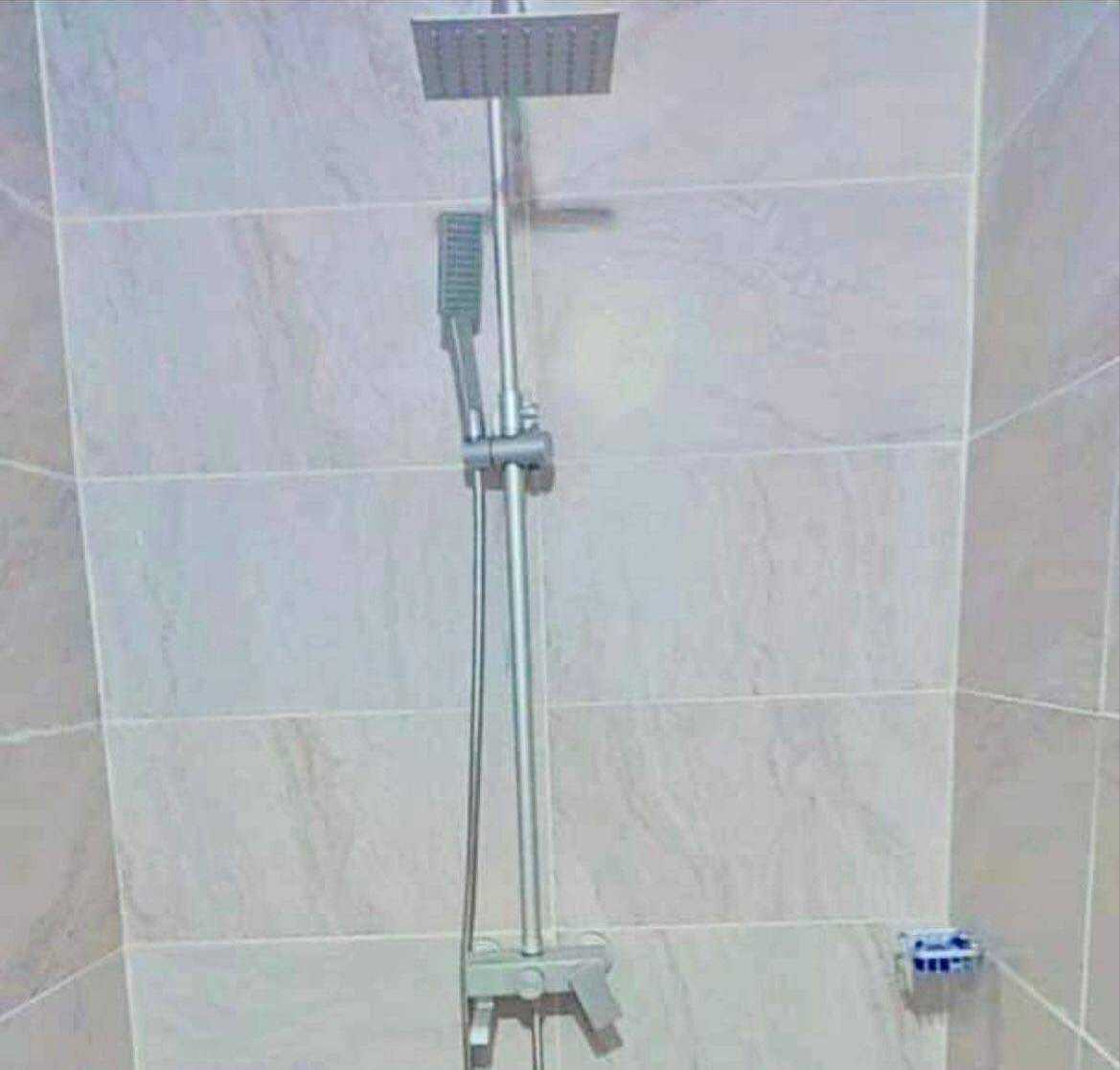 Ducha, secador de pelo, toallas, jabón