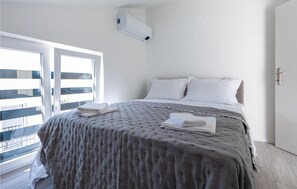 2 bedrooms, free WiFi, bed sheets - 2 bedroom beautiful apartment in Komarna (Komarna)