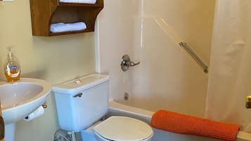 Bathtub, towels