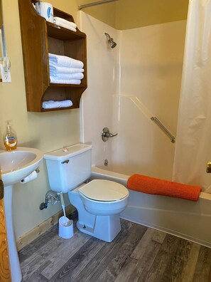 Bathtub, towels