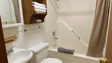 Bathtub, towels