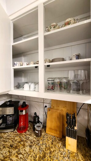 雪櫃、微波爐、焗爐、爐具