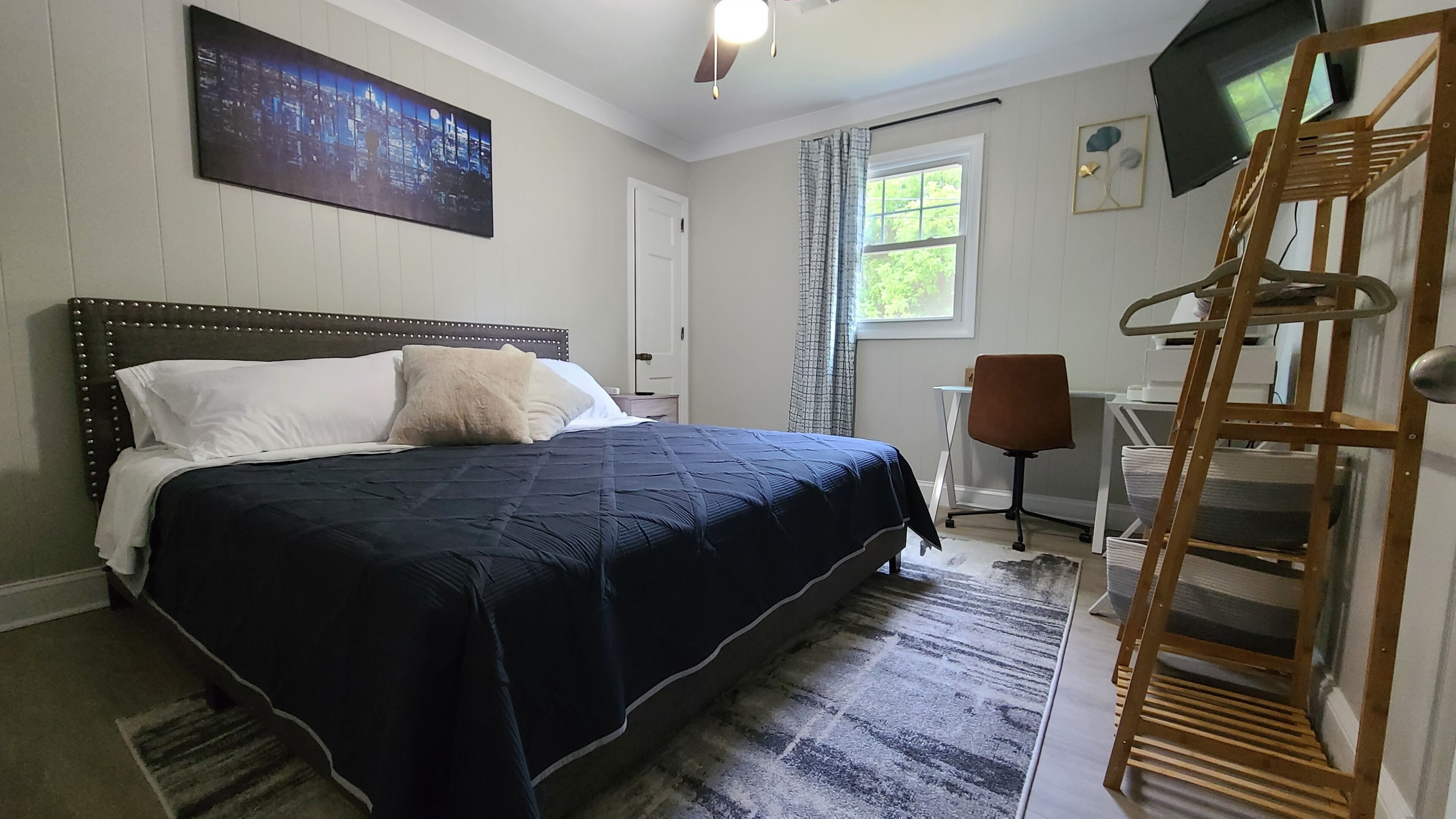 2 sovrum, skrivbord, strykjärn/strykbräda och resesäng