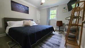 2 bedrooms, desk, iron/ironing board, travel crib - Private family, pet friendly with fenced yard near Limestone College and Outlets (Gaffney)