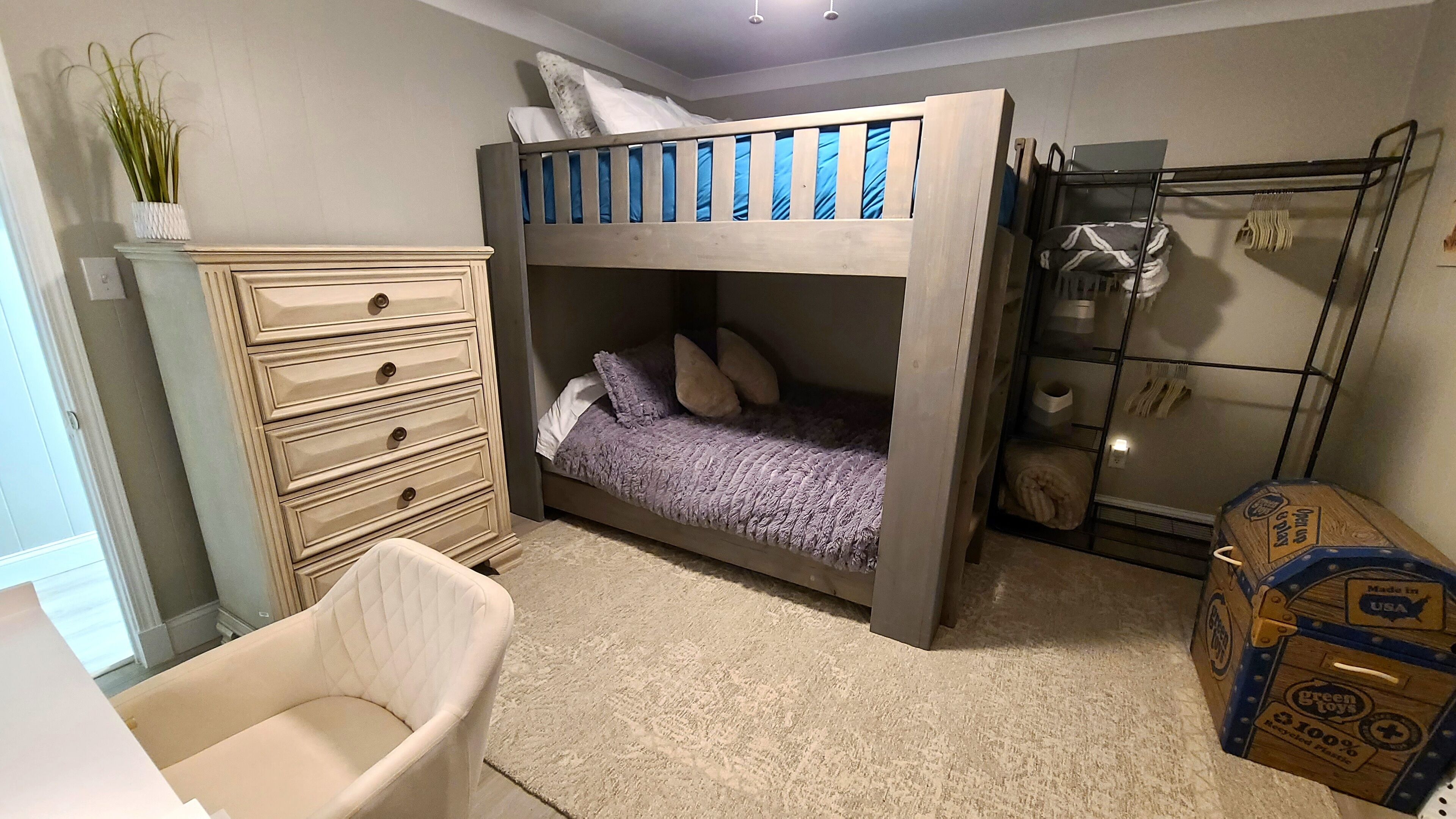 2 bedrooms, desk, iron/ironing board, travel cot