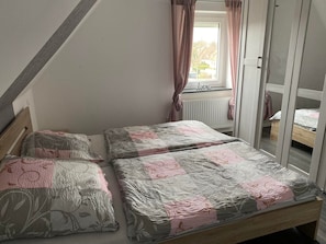 4 bedrooms, desk, free WiFi, bed sheets - Haus in Ruhiger Lage (Bad Fallingbostel)