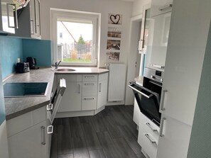 Fridge, oven, stovetop, dishwasher